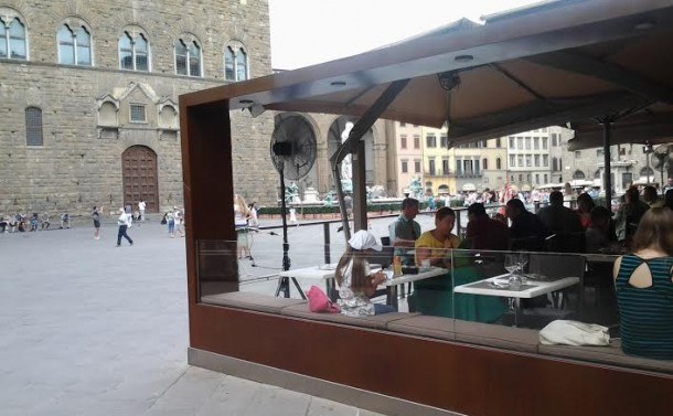 Commercio, proroga per adeguare gli arredi esterni