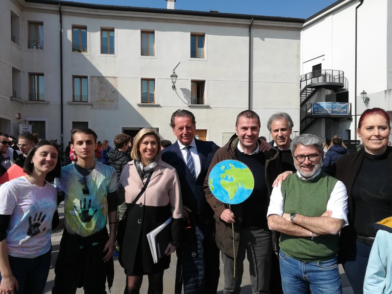 Clima, il Comune con i giovani manifestanti