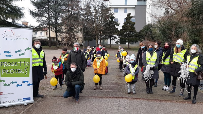 Il «pedibus» cresce: oltre 300 bambini a scuola a piedi