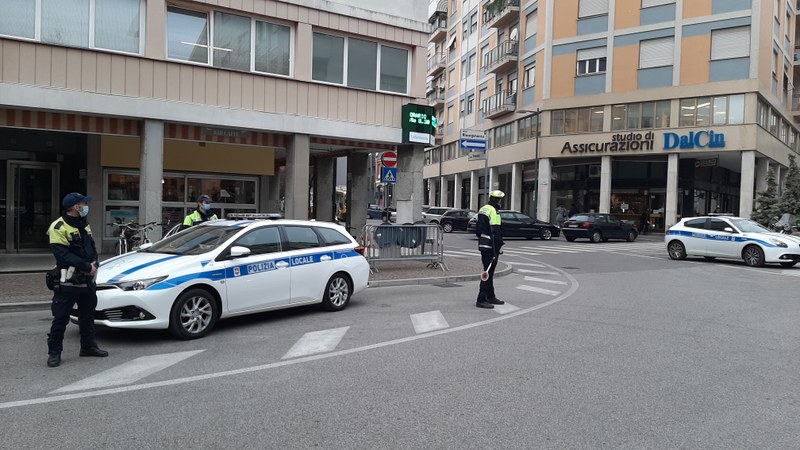 In piazza Risorgimento due pattuglie della polizia locale 7 giorni su 7