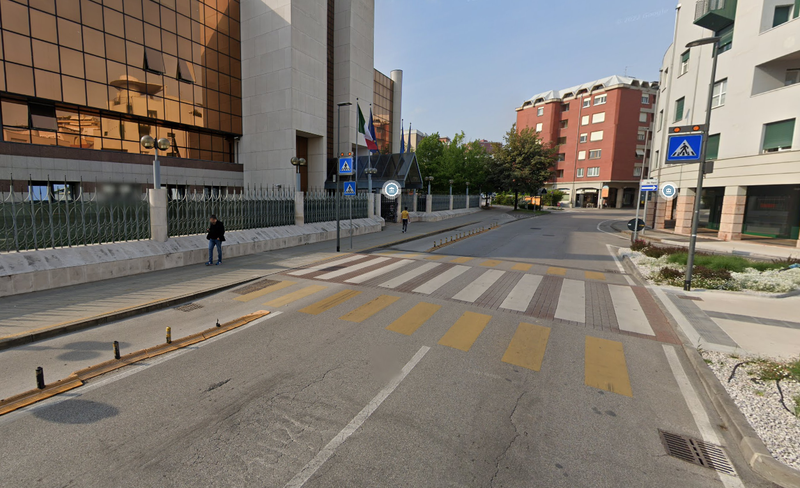 Opere di asfaltatura in via Oberdan
