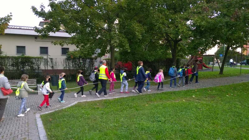 Pedibus, bimbi a piedi a scuola con i volontari