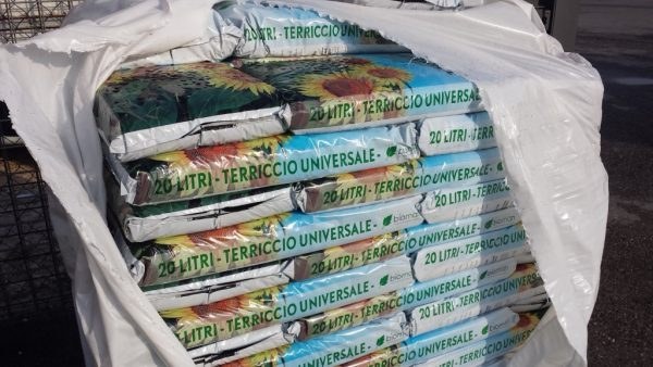 Porta i rifiuti all'ecocentro e ritira una confezione di compost