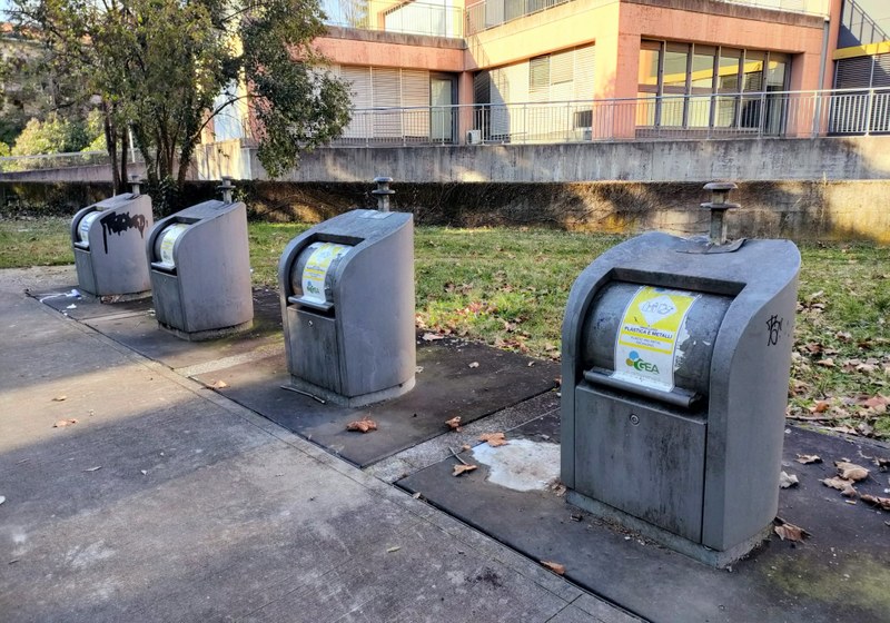 Rimozione di tre isole ecologiche interrate