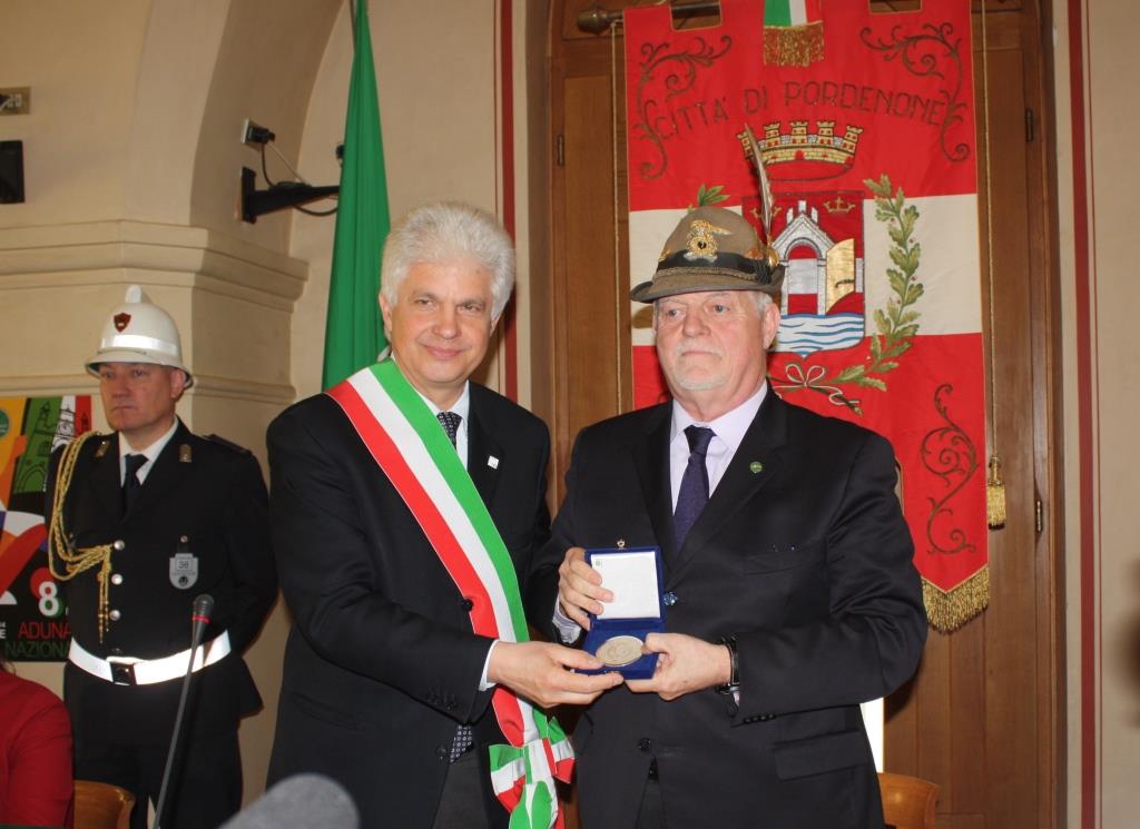 Il sindaco di Pordenone Claudio Pedrotti consegna il sigillo della città al presidente dell’ANA Sebastiano Favero
