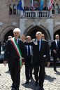 Il Presidente Giorgio Napolitano accompagnato dal Sindaco Claudio Pedrotti lascia il Palazzo Comunale(foto tratta da www.quirinale.it)