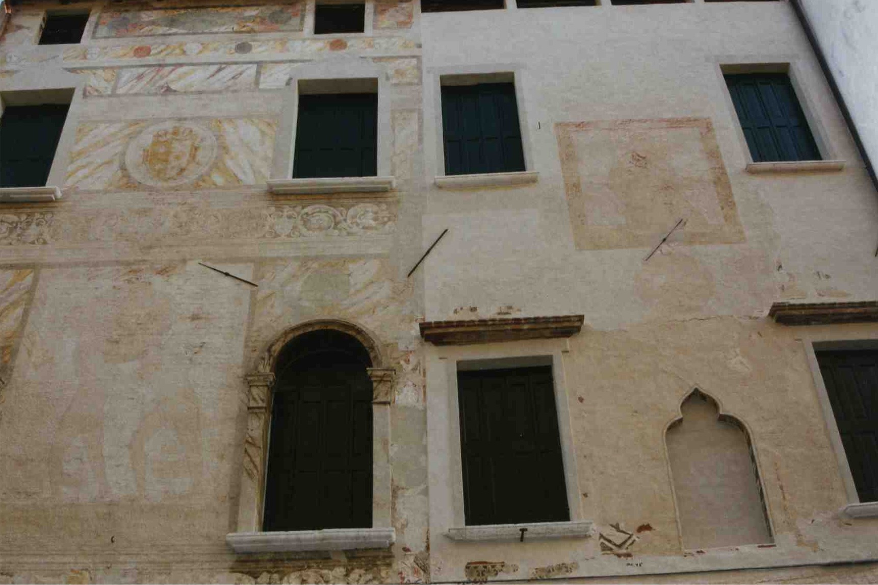 Palazzo Domenichini-Varaschini - particolare 04.jpg