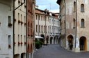 Inizio della Contrada Maggiore (ora corso Vittorio Emanuele). Sulla destra il Palazzo Ricchieri, sede del Civico Museo d’Arte (sec. XIV). Foto di Assunta Romor.