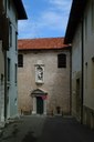 Via ospedale vecchio. Sullo sfondo la chiesa di Santa Maria degli Angeli, detta del Cristo. Foto di Assunta Romor.