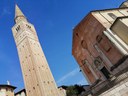 Il complesso di chiesa e campanile nella prospettiva della piazzetta San Marco Foto di Gianluca Giorgi @gianlucagiorgi66 (7/11/2022)