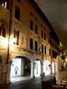 Sotto i portici tra i palazzi affrescati si accendono le luci della sera Foto di @tinellissima  (08/05/2023)