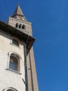 Uno scorcio di taglio del campanile del Duomo che si staglia tra i palazzi signorili Foto di Raffaella Di Maggio @raffaelladimaggio (15/11/2022)