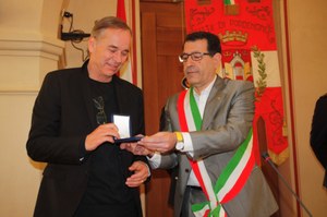 Björn Larsson riceve il sigillo della città di Pordenone dall'assessore alla cultura Pietro Tropeano