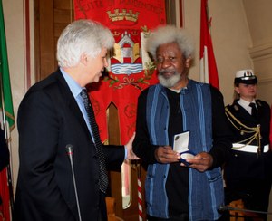 12 marzo 2012, il Sigillo della città a Wole Soyinka