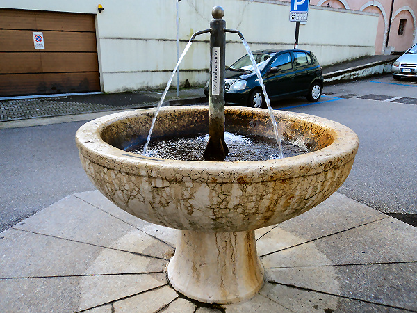 5-84-fontana-piazza-pescheria.jpg