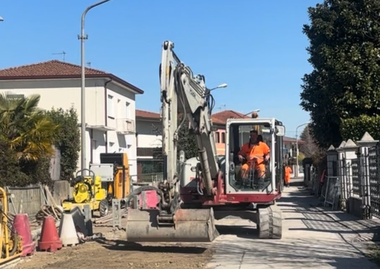 I lavori della rete fognaria di Pordenone proseguono senza impedimenti. Un imponente lavoro di infrastrutturazione del sottosuolo che risulta cruciale per migliorare l’efficienza delle infrastrutture cittadine e promuovere la sostenibilità ambientale.