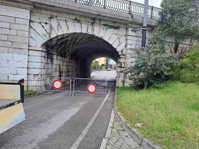 A seguito del distacco di materiale dalla volta, è stato chiuso temporaneamente il sottopasso centrale di via Cappuccini che conduce da via Codafora a via Cappuccini.