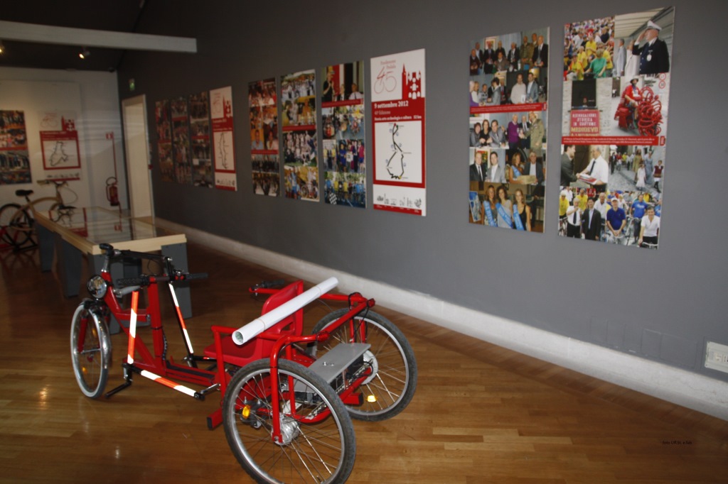 Foto  Una sala Fotografie e prototipo di bicicletta