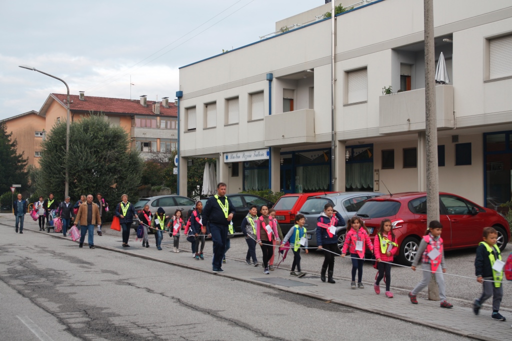 Foto Il  serpentone  con gli accompagnatori