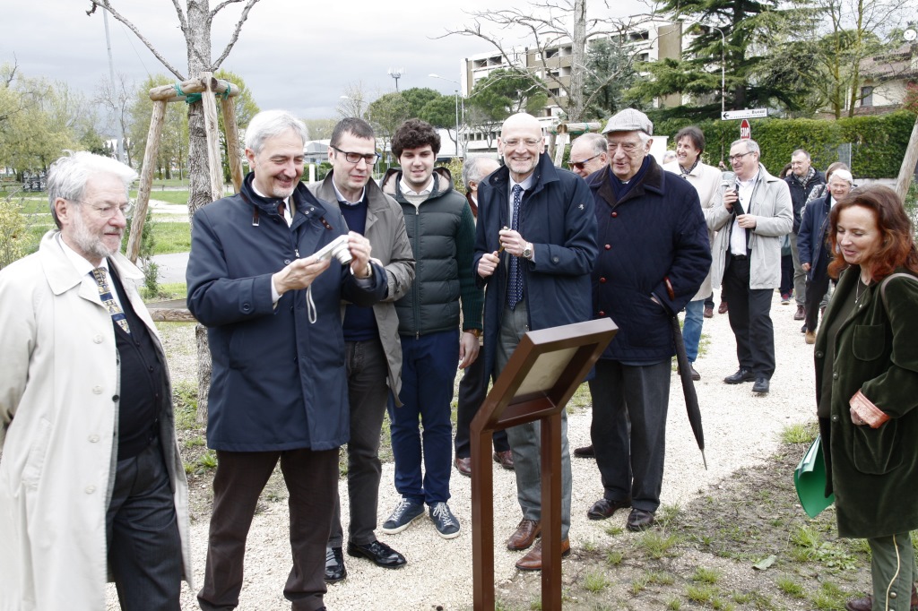 Foto  La stele con poesia 