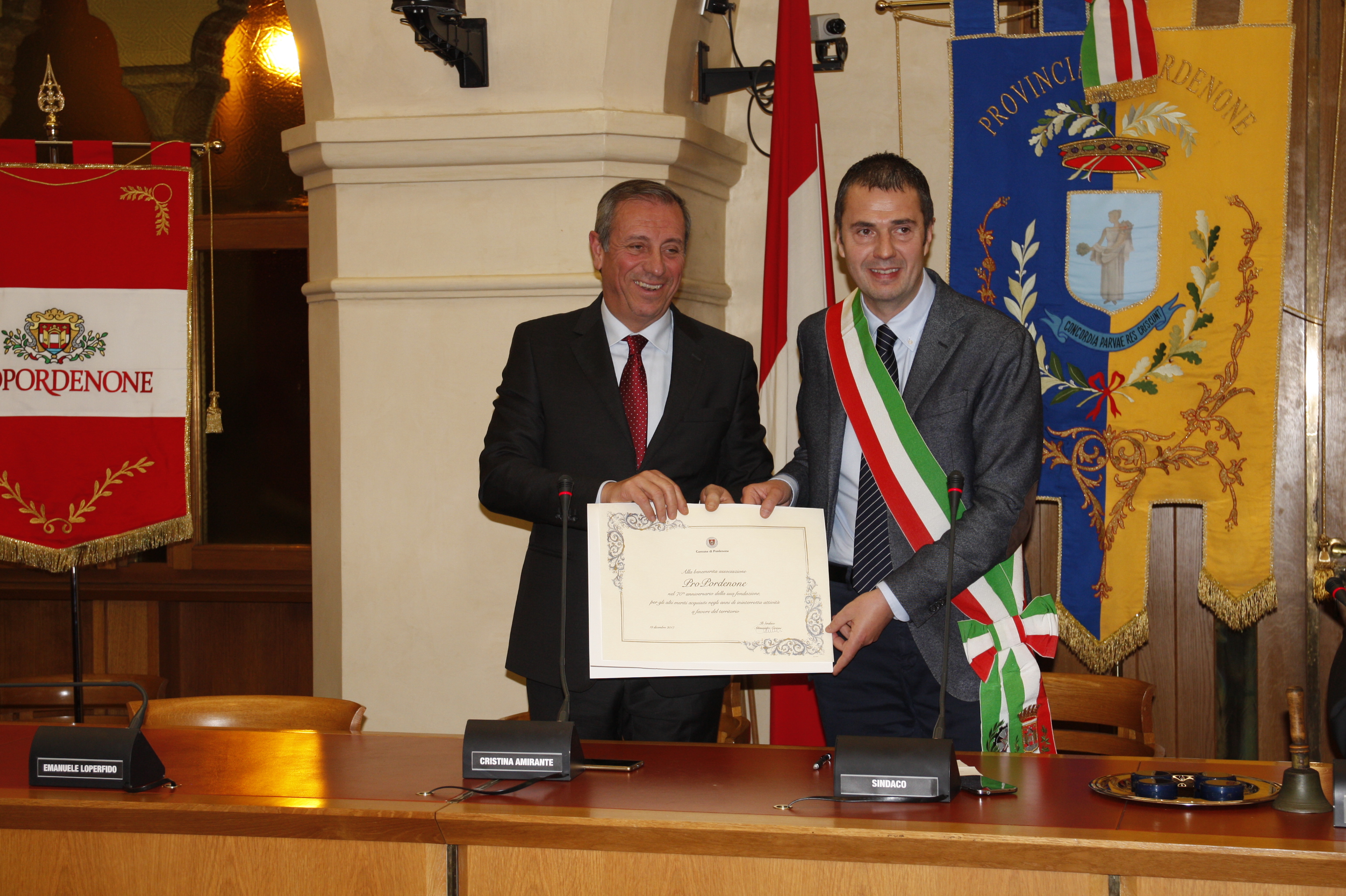 Foto    Il sindaco Alessandro Ciriani consegna l'attestato al presidente Giuseppe Pedicini