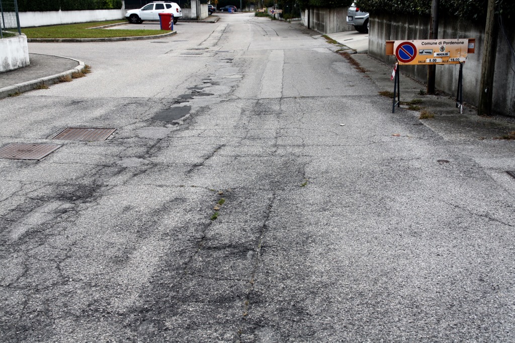 Foto  Il degradato  asfalto