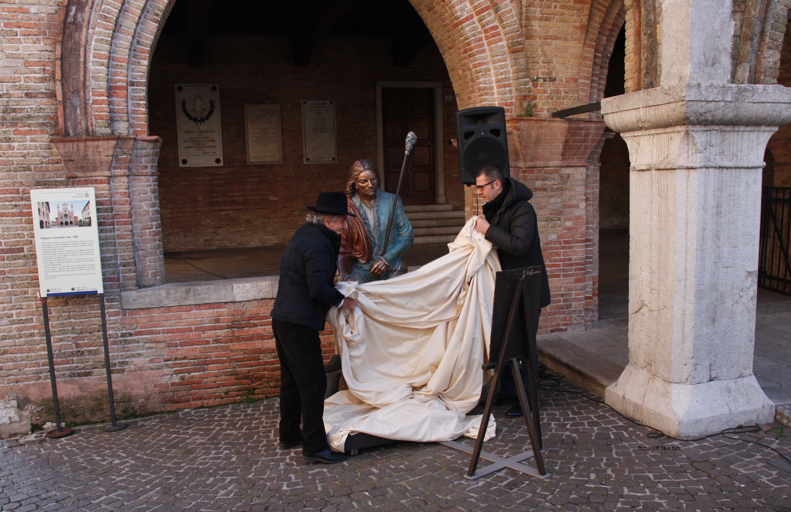 Foto   Il sindaco Ciriani e lo scultore Bacci  : via il telo