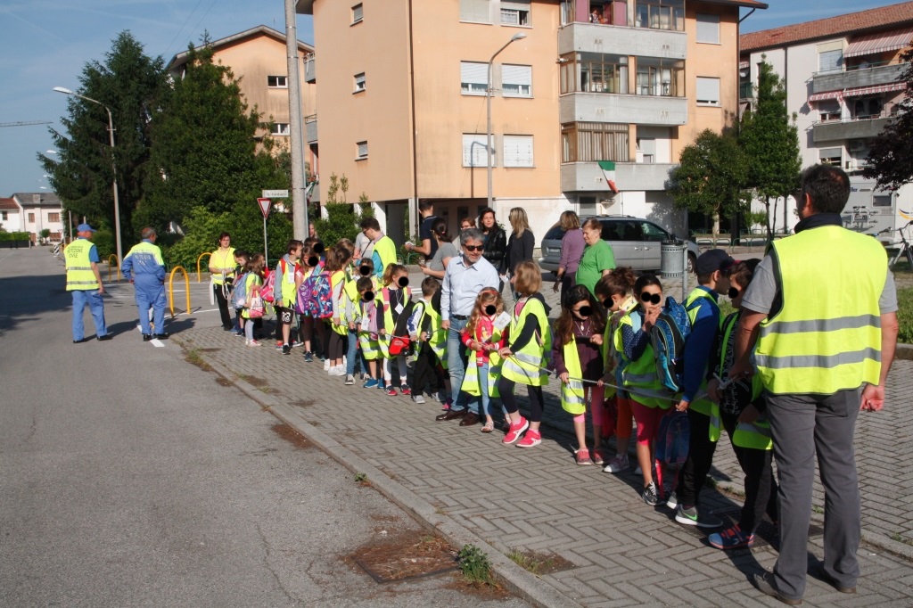 Foto  Alunni in fila accompagnati da volontari