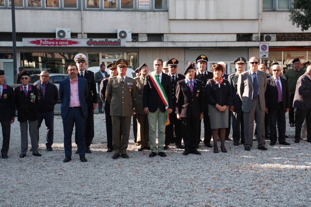 Foto  Autorità pubbliche e militari in piazzale Ellero dei Mille