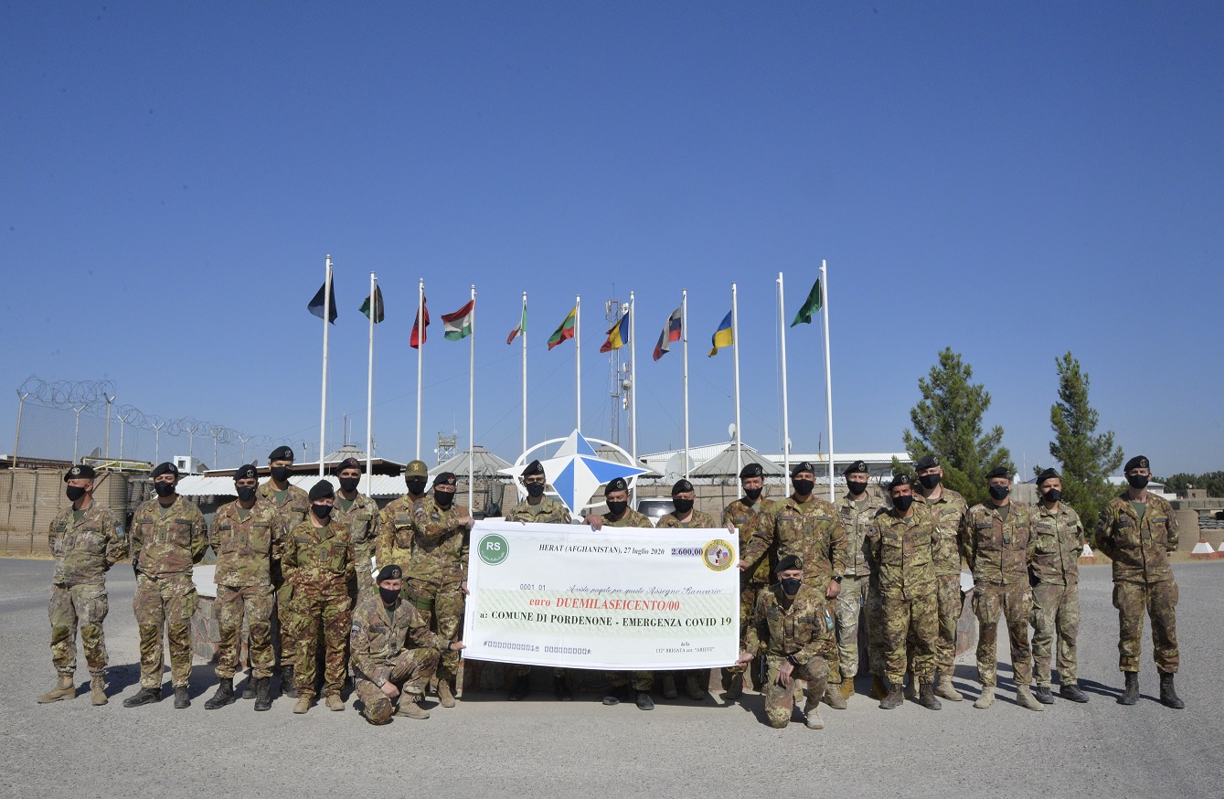 2. I militari dell'Ariete donano l'assegno al Comune di Pordenone.JPG