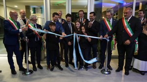Taglio del nastro. Al centro Pablo Iglesias Rumbo (Commissione Europea in Argentina) .jpg