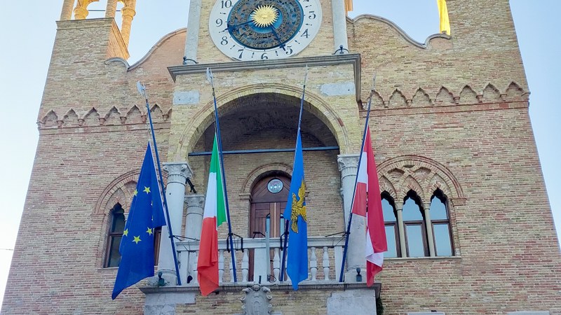 Bandiere A Mezz'asta, L'Italia Unita Nel Lutto Per Le Vittime Del Coronavirus Agnone Illumina Con Il Tricolore Il Monumento Ai Caduti