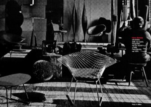 Harry Bertoia circondato dalle sue opere